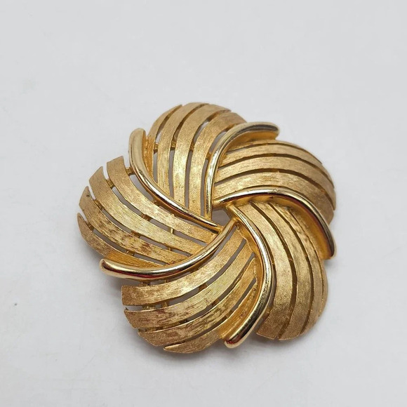 Trifari Brushed Gold Tone Metal Abstract Swirl Flower Star Brooch 1950s Vintage - Picture 2 of 4